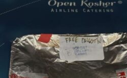 ユダヤ人が機内で注文した料理に、「フリー・パレスチナ」の文字