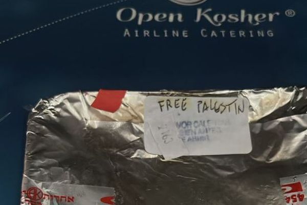 ユダヤ人が機内で注文した料理に、「フリー・パレスチナ」の文字