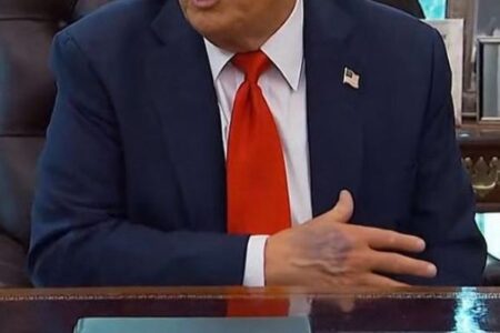 トランプ氏の右手の甲に奇妙なアザ、健康上の疑惑が浮上