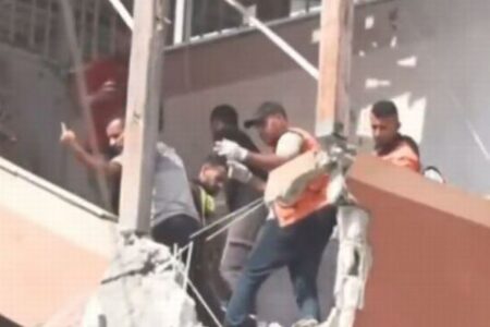 イスラエル軍、ガザ南部のナセル病院を空爆、記者を含む21人が死亡、世界各国が非難