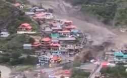 インドで大規模な土石流が発生、4人が死亡、100人以上が行方不明