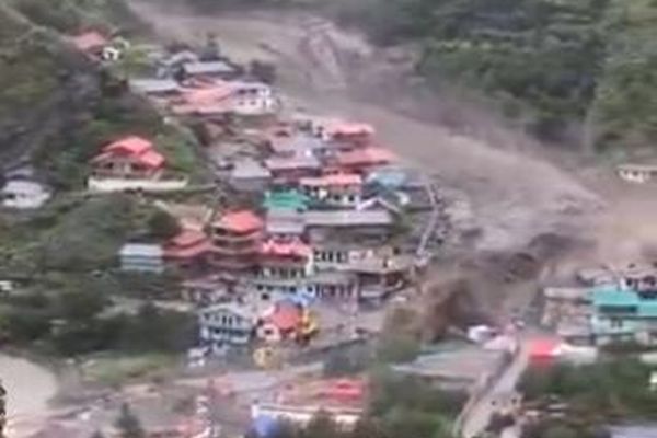 インドで大規模な土石流が発生、4人が死亡、100人以上が行方不明