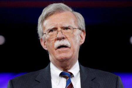 トランプ氏の政治的復讐か？FBIがジョン・ボルトン氏の自宅を家宅捜査