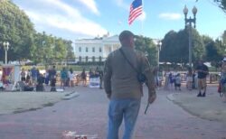 トランプ氏の国旗焼却を取り締まる大統領令に反発、男性が星条旗を燃やす