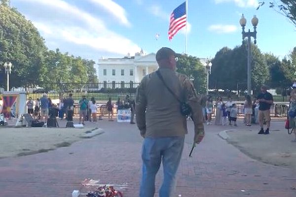 トランプ氏の国旗焼却を取り締まる大統領令に反発、男性が星条旗を燃やす