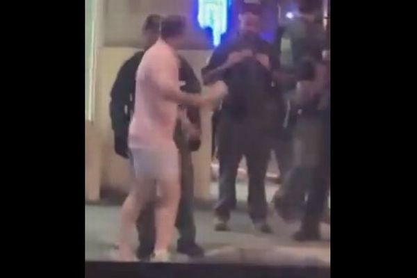米司法省の職員が、首都の連邦捜査官にサンドイッチを投げつけ、逃走【動画】