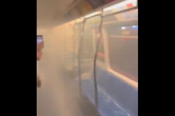 地下鉄で火災が発生、乗客たちが慌てて避難【アメリカ】