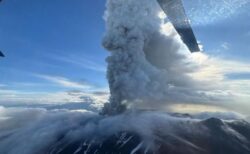 カムチャッカ半島の火山が数世紀ぶりに噴火、大量の灰を放出