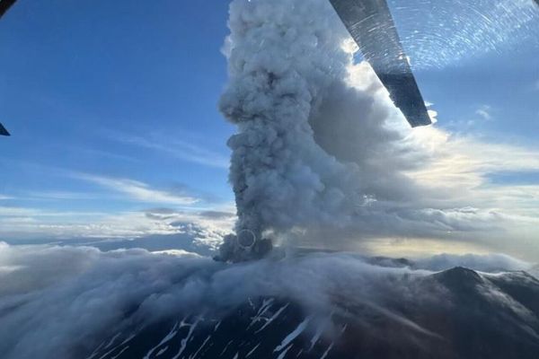 カムチャッカ半島の火山が数世紀ぶりに噴火、大量の灰を放出
