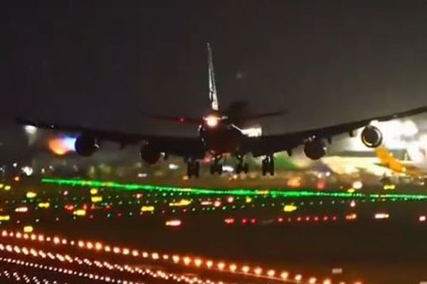 強風の中、貨物機の主翼が滑走路に衝突、間一髪で大惨事を免れる【動画】