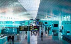夫婦が空港で10歳の息子を見捨てて飛行機に搭乗、パスポートが期限切れ