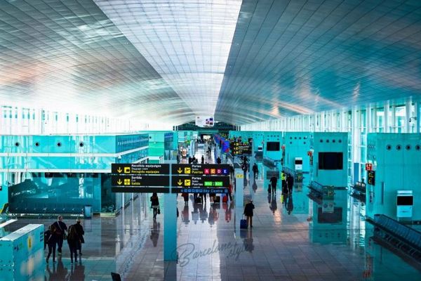 夫婦が空港で10歳の息子を見捨てて飛行機に搭乗、パスポートが期限切れ