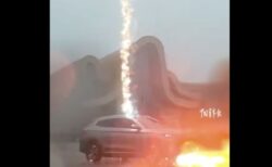 走る自動車に落雷が3連続で、他車からのドラレコ映像がショッキング