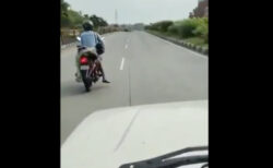 轢き逃げされた妻の遺体を自分のバイクで運ぶ夫、拡散中の動画が悲しすぎる