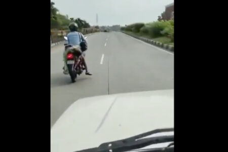 轢き逃げされた妻の遺体を自分のバイクで運ぶ夫、拡散中の動画が悲しすぎる
