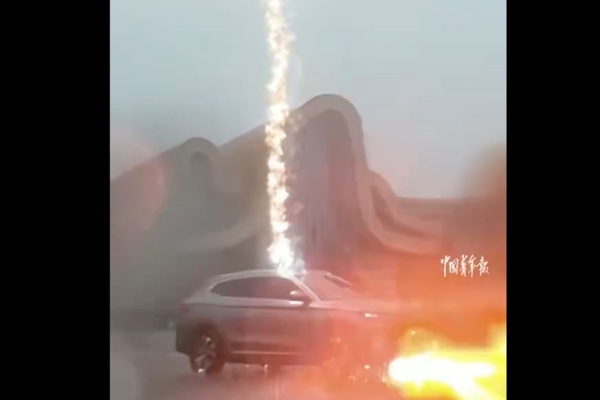 走る自動車に落雷が3連続で、他車からのドラレコ映像がショッキング
