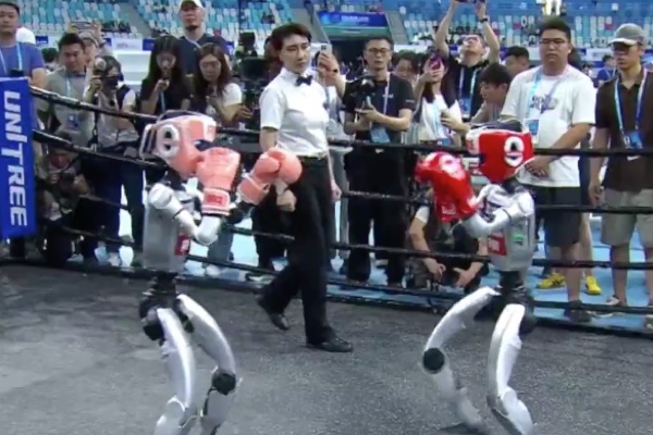 人型ロボの世界競技会が開催、初戦から珍プレー続出