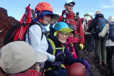 102歳の日本人男性が富士山の登頂に成功、ギネス世界記録を更新