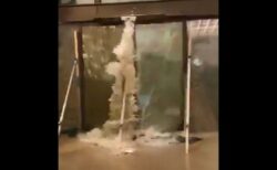 超大型台風「ラガサ」により、香港のホテルのガラスが破壊され、大量の海水が流入【動画】