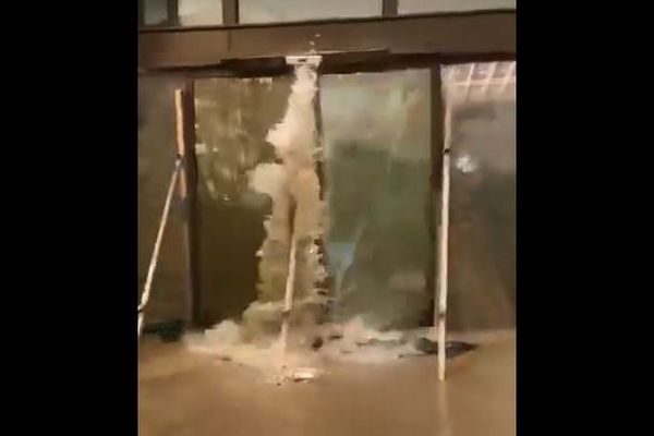 超大型台風「ラガサ」により、香港のホテルのガラスが破壊され、大量の海水が流入【動画】