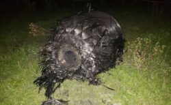 アルゼンチンの農場に巨大な円筒形の物体が落下、住民もびっくり