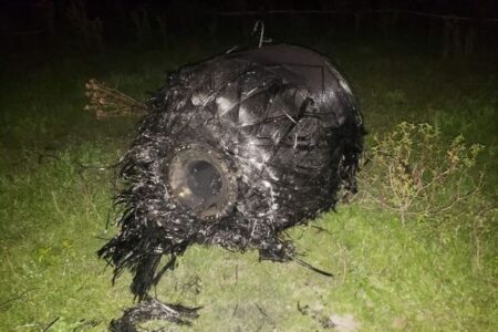 アルゼンチンの農場に巨大な円筒形の物体が落下、住民もびっくり