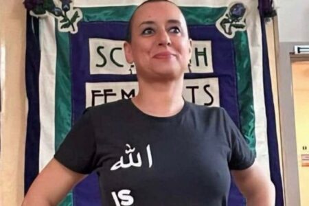 「アラーはレズビアン」と書かれたTシャツを着た女性活動家、モロッコで有罪に