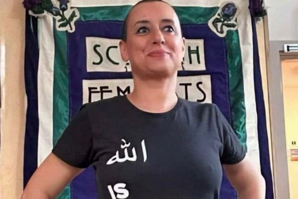 「アラーはレズビアン」と書かれたTシャツを着た女性活動家、モロッコで有罪に