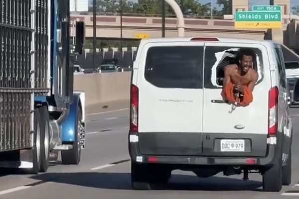 【動画】護送車から囚人が脱走未遂!窓から身を乗り出して助けを求める映像が話題に