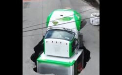 メキシコで突然道路が陥没、トラックが穴にはまってしまう【動画】