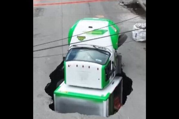 メキシコで突然道路が陥没、トラックが穴にはまってしまう【動画】