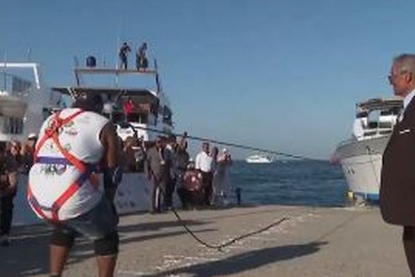 エジプトのレスラー、ロープを使い、700トンの船を歯だけで引っ張る【動画】