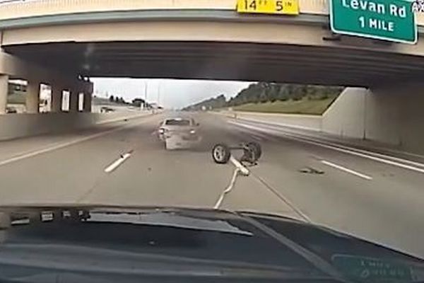 米警察が盗難車を追跡、「グラップラー」で完全に停止させ、犯人を逮捕【動画】