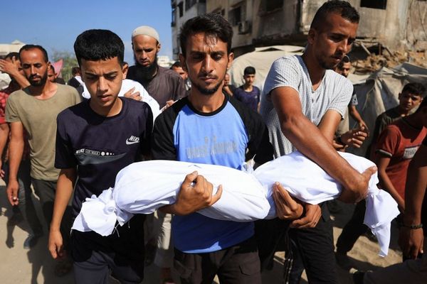 ガザ地区で、イスラエル軍が105人のパレスチナ人を殺害、多くの子供も犠牲に