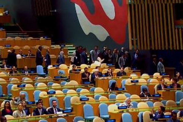 国連総会でネタニヤフ首相が演説、各国の代表団が次々と退席