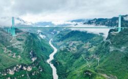 世界で最も高い橋、地上625メートルの「花江峡谷大橋」が中国で開通