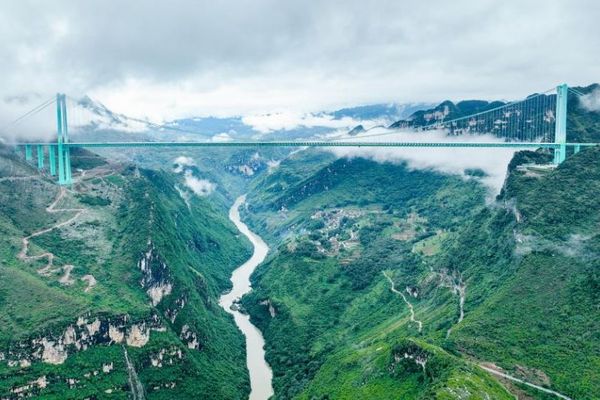 世界で最も高い橋、地上625メートルの「花江峡谷大橋」が中国で開通