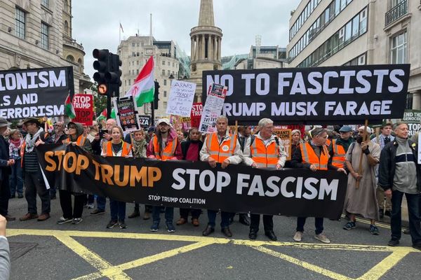 イギリスで反トランプの大規模なデモ、公式訪問に反発
