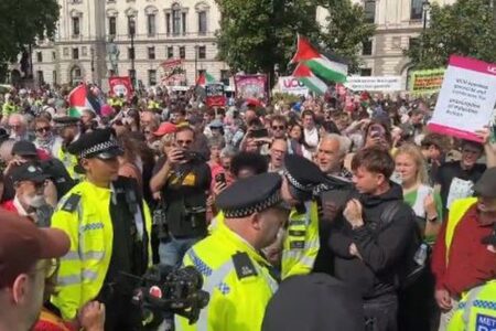 「パレスチナ・アクション」を支持するデモで、英警察が890人を逮捕