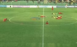 サッカーの試合中、選手たちが一斉に地面に伏せる！その理由とは？