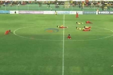 サッカーの試合中、選手たちが一斉に地面に伏せる！その理由とは？