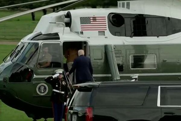 トランプ夫妻が乗ったヘリコプターが、英の空港に緊急着陸していた
