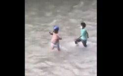ネパールの副首相、民衆に掴まり、裸にされて川を歩かされる【動画】