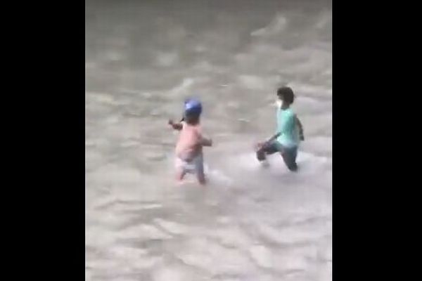 ネパールの副首相、民衆に掴まり、裸にされて川を歩かされる【動画】