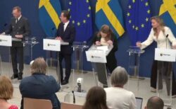 スウェーデンの保健相、記者会見中に意識を失い倒れる【動画】