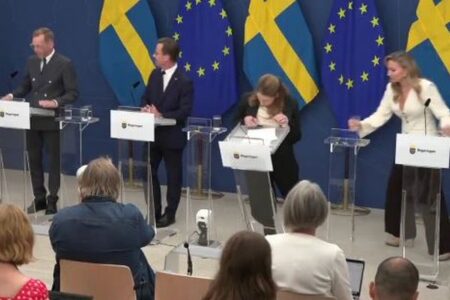 スウェーデンの保健相、記者会見中に意識を失い倒れる【動画】