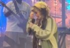 女性アーティスト、コンサート中に舞台で仰向けに倒れる【動画】