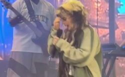 女性アーティスト、コンサート中に舞台で仰向けに倒れる【動画】