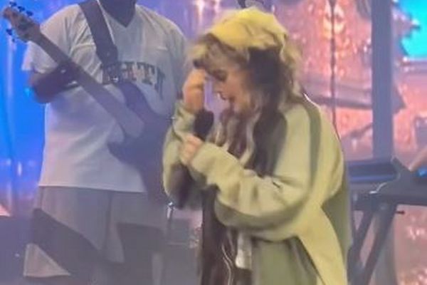 女性アーティスト、コンサート中に舞台で仰向けに倒れる【動画】