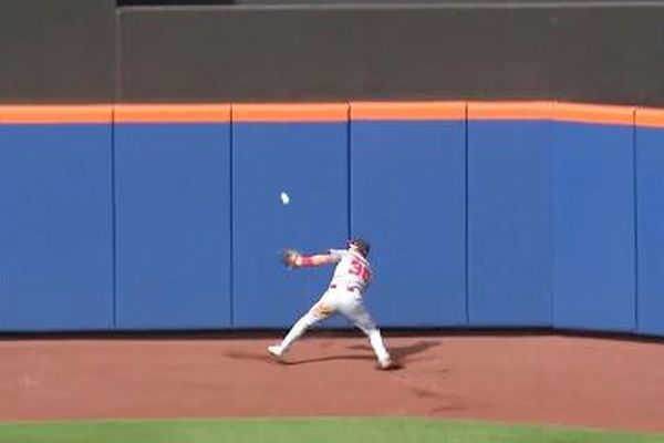 MLBで超・珍プレー、ボールを足で蹴ってキャッチ【動画】